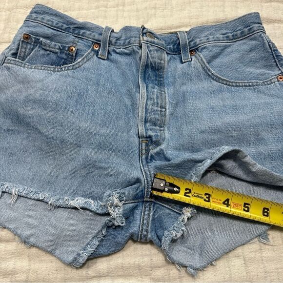 Levis 501 Womens Denim Shorts Light Blue Button Fly Cut Off Size 31 - Picture 7 of 11